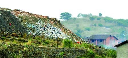 三環路邊上綠地垃圾成堆環衛、園林都說不管(圖)