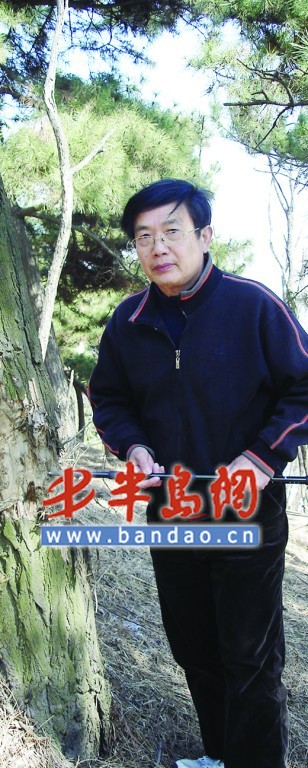 青島：太平山上出現(xiàn)個(gè)“周扒皮” 專門繞圈扒樹皮