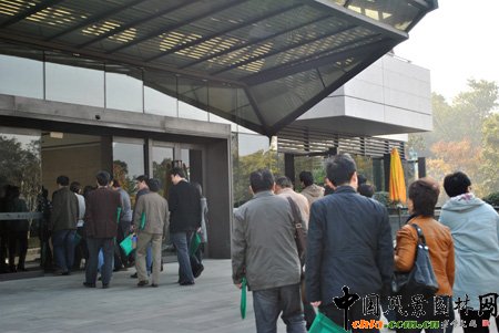 11月11日上午,第三屆長三角城市園林養護技術與管理研討會在杭州市隆重開幕。來自泛長三角地區的36個