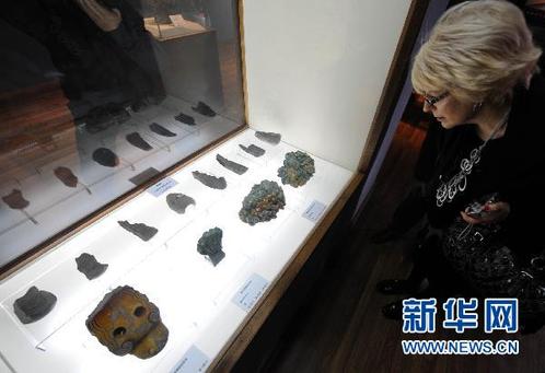 11月16日，一名外國觀眾在參觀圓明園琉璃建筑構(gòu)件等文物。新華社記者 孫參 攝