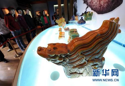 11月16日，一批外國觀眾在展臺前參觀圓明園琉璃建筑構(gòu)件。新華社記者 孫參 攝