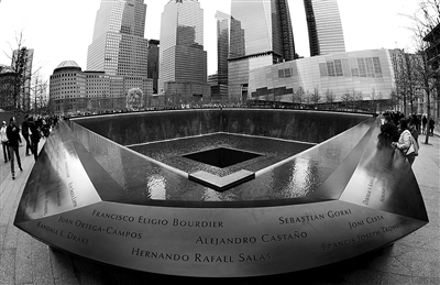 世貿中心雙子樓倒塌后留下的大坑建成了兩個方形水池