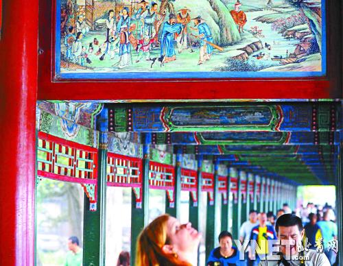 “在頤和園6萬(wàn)平方米古建中,5萬(wàn)平方米的古建繪制了蘇式彩畫(huà)