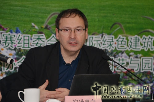 世界風(fēng)景園林大師、國際綠色建筑與住宅景觀協(xié)會副主席亨利·巴瓦