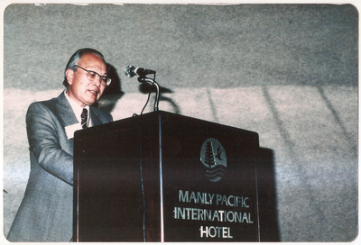 1985年，孫先生在澳大利亞悉尼召開的國家城市規(guī)劃會(huì)議上做報(bào)告