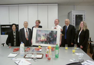 2005年，孫先生訪問英國皇家園林學(xué)會(huì)，并贈(zèng)畫。