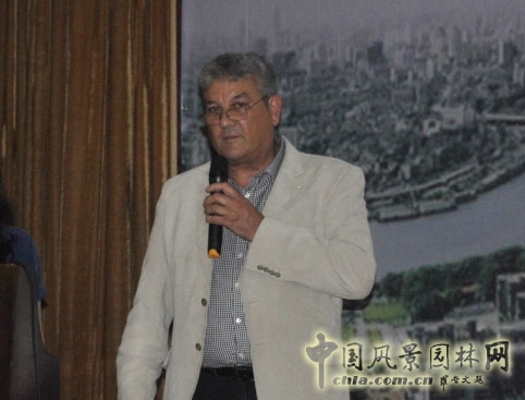 英國皇家園林學(xué)會原副會長、英國切爾西花展原主席Stephen Bennett先生