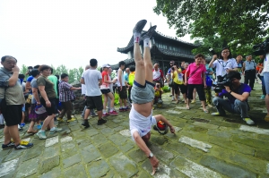 90歲的魏爺爺在城墻上玩倒立