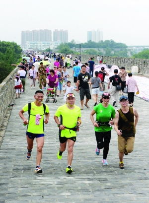 很多人堅持跑完了“環城70里”