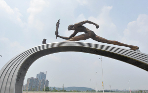 機(jī)場高速旁的雕塑《火炬手》