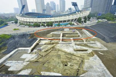 8月18日,成都市東華門遺址新發現的古代河道(畫圈處)。