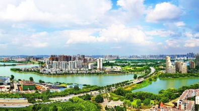 登高遠眺，在藍天白云的掩映下，一個林茂花多、空氣清新的武漢臨空港經(jīng)濟技術(shù)開發(fā)區(qū)更加迷人