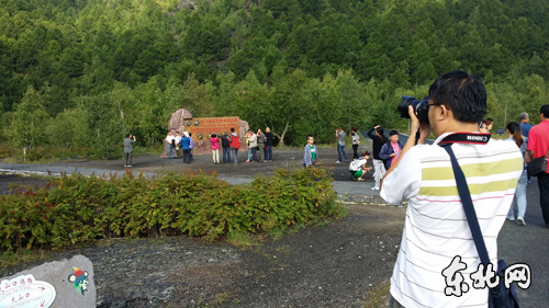 游客用鏡頭記錄下美景。