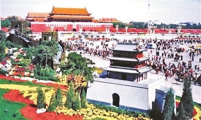 2003年為抗擊“非典”勝利設計的“眾志成城”廣場花壇造型