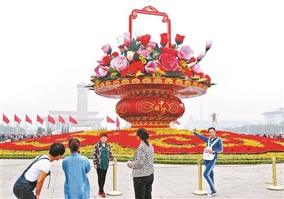 2014年天安門廣場主花壇昨天正式亮相,吸引市民紛紛留影