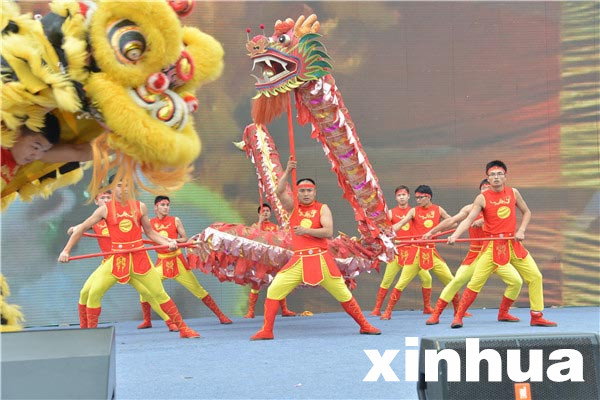 9月26日，黃石首屆園博會(huì)開幕式前舞龍舞獅表演
