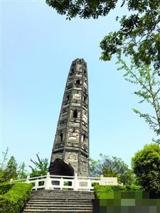 天馬山斜塔的塔底西北角有明顯的大窟窿，而塔身則向東南方向傾斜