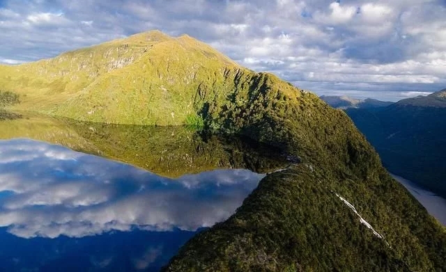 峽灣國(guó)家公園，神仙湖水與雪山交相輝映