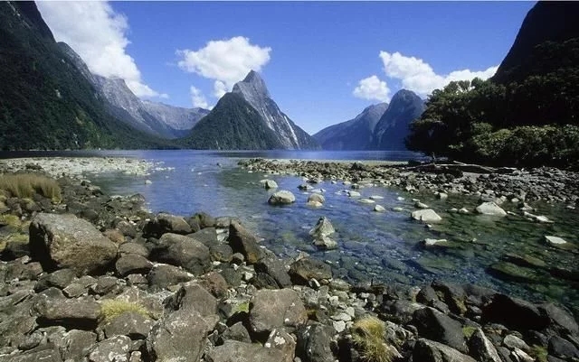 峽灣國(guó)家公園，神仙湖水與雪山交相輝映