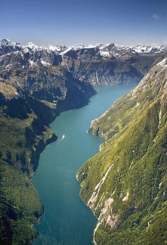 峽灣國(guó)家公園，神仙湖水與雪山交相輝映