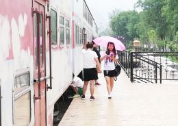 山西一大學校園內建設火車主題公園