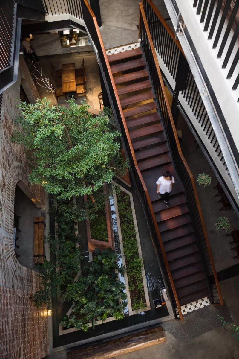 No.1986 咖啡餐廳，奇奇怪怪的‘烏鴉嘴’空間 / Le House