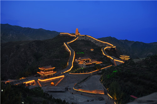 用燈光描摹中華第一關(guān)的風(fēng)采