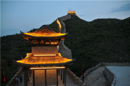 用燈光描摹中華第一關(guān)的風(fēng)采