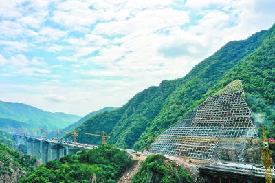 華北第一高陡邊坡”進(jìn)行生態(tài)修復(fù)