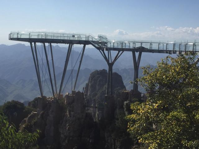 讓景區玻璃棧道停運，并非長久治理之計