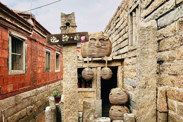 大學(xué)生“魔術(shù)師”變閑置豬圈為兒童樂(lè)園