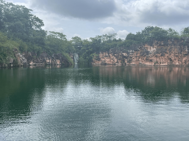 南寧:昔日廢棄采石場 如今變美麗園林