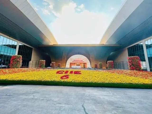 第六屆進(jìn)博會場館景觀裝飾全面“定妝”