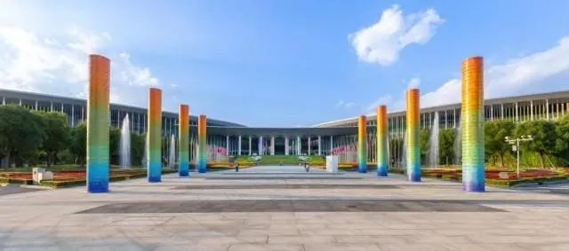 第六屆進(jìn)博會場館景觀裝飾全面“定妝”