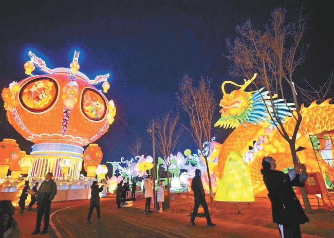 充滿中國元素展現(xiàn)鮮明特色 龍年花燈點(diǎn)亮夜京城