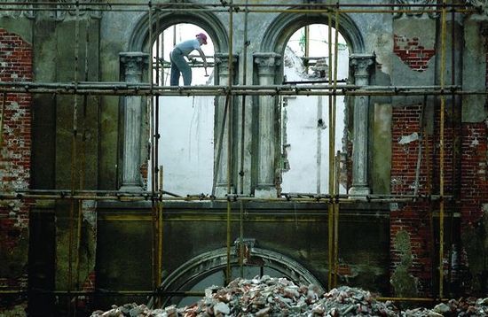 2011年10月9日,工人正在拆除老交通銀行舊址。資料圖片