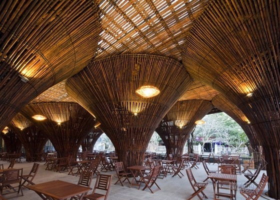用竹型塔器建成的越南KontumIndochine咖啡館