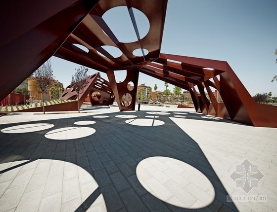 西班牙薩羅城中央區(qū)域的多功能結構設計