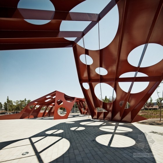 西班牙薩羅城中央區(qū)域的多功能結構設計