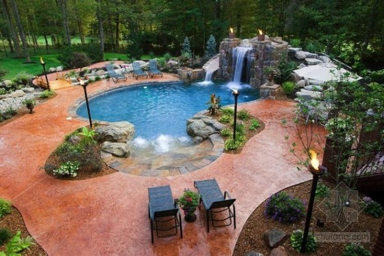 自由形態(tài)泳池的景觀設(shè)計(jì)