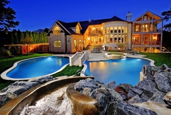 自由形態(tài)泳池的景觀設(shè)計