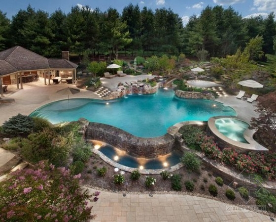 自由形態(tài)泳池的景觀設(shè)計