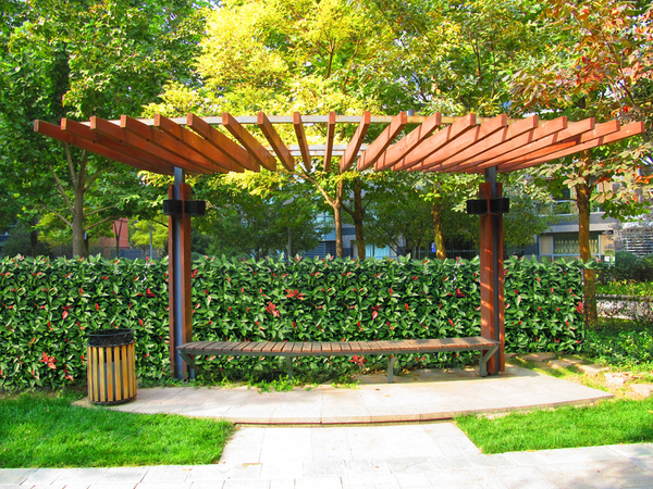 可是對于我們的生命活動卻有著舉足輕重的作用。如同食物中的維生素一樣,有人稱之為“空氣維生素”,更有人認為負氧離子與人類長壽有關,稱它為“長壽素”。其實,我們可以感受到負氧離子的存在。