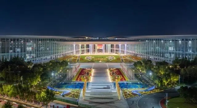 第六屆進(jìn)博會場館景觀裝飾全面“定妝”